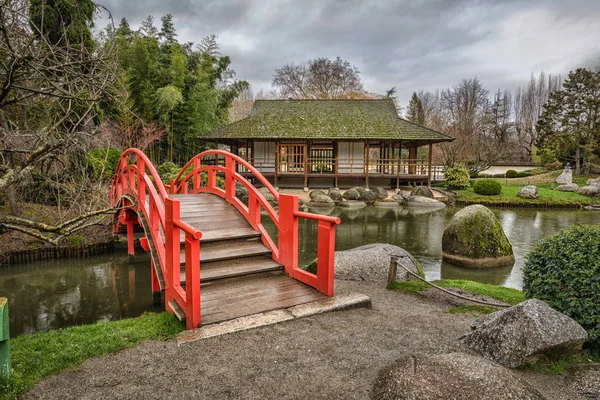 Red arch bridge in public japanese garden in Toulouse — Stock Photo, Image