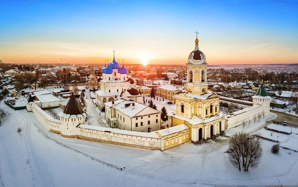 Vista aérea del monasterio de Vysotskiy al amanecer en Serpukhov — Foto de Stock