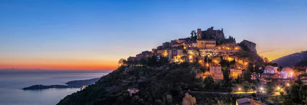 Village médiéval au sommet d'une colline Eze au crépuscule, France — Photo