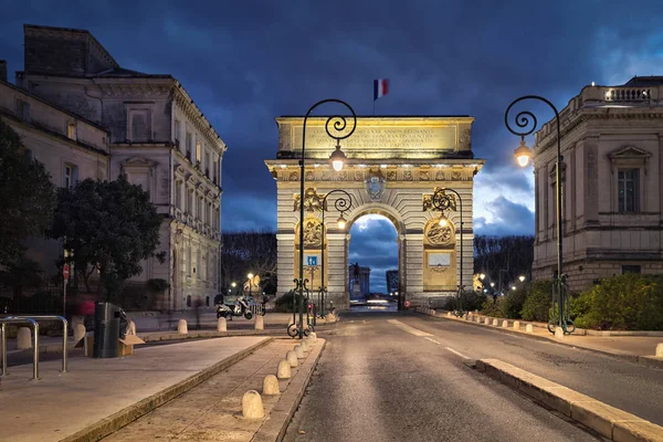 Arco triunfal ao anoitecer em Montpellier, França — Fotografia de Stock