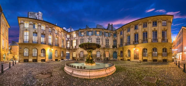 Aix-en-Provence, Frankrike. Panorama över plats D'Albertas i skymningen — Stockfoto