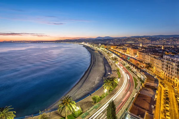 Promenady i wybrzeża z platformy Azure o zmierzchu w Nicei — Zdjęcie stockowe