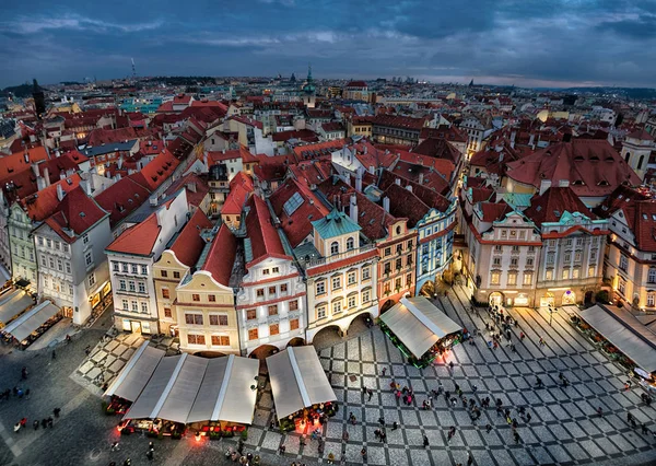 Letecké Panorama Praguge s barevnými budovami za soumraku — Stock fotografie