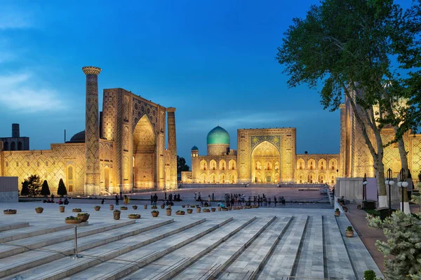 Registan square i skymningen i Samarkand, Uzbekistan — Stockfoto