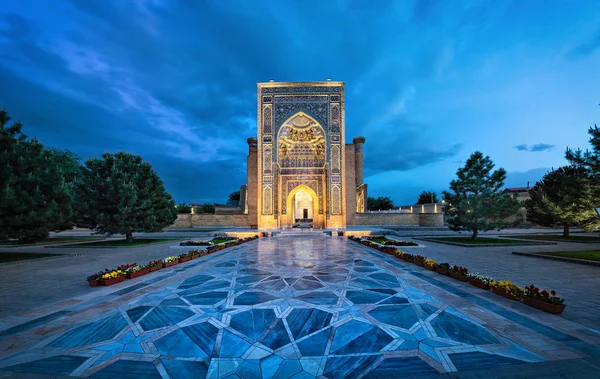 Входной портал в мавзолей Гур-э-Амир в Самарканде, Узбекистан — стоковое фото