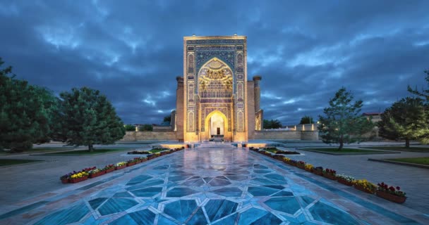入口门户 Gur 阿米尔 亚洲征服者的陵墓在撒马尔罕 乌兹别克斯坦 静态图像与动画天空 — 图库视频影像