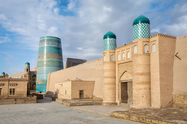 Πύλη της περιοχή Kunya-κιβωτού Ακρόπολη και Kalta ανηλίκου Μιναρές στην Khiva — Φωτογραφία Αρχείου