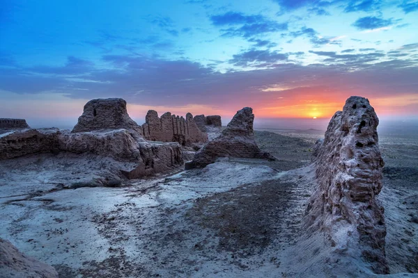 Ruinas abandonadas de la fortaleza de Ayaz Kala, Uzbekistán — Foto de Stock