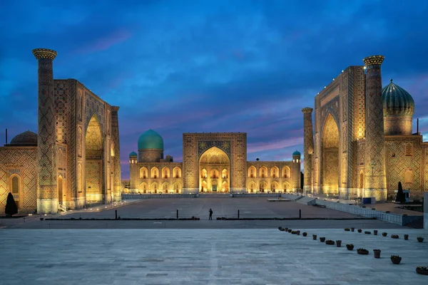 Registan square i skymningen i Samarkand, Uzbekistan — Stockfoto