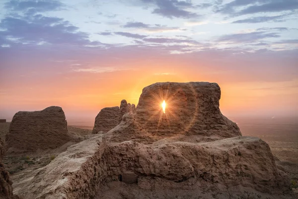 Ruinas abandonadas de la fortaleza de Ayaz Kala, Uzbekistán — Foto de Stock