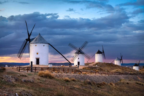 Mulini a vento di Consuegra al tramonto, Spagna — Foto Stock