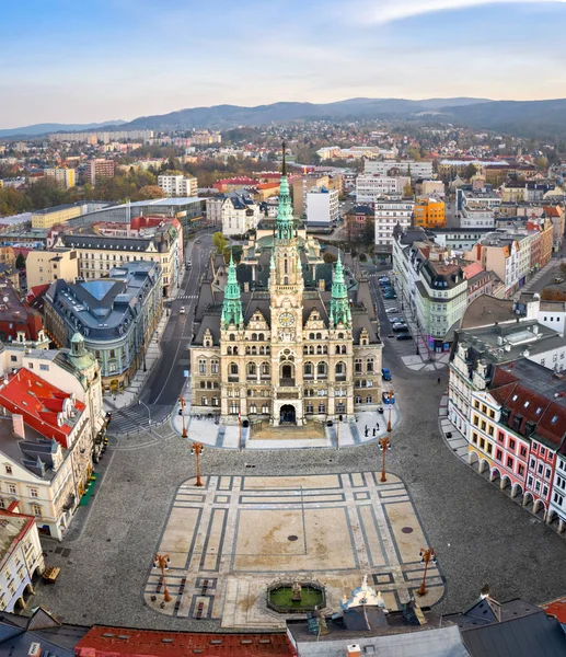 Liberec, Chequia. Vista aérea de la plaza central y el Ayuntamiento — Foto de Stock