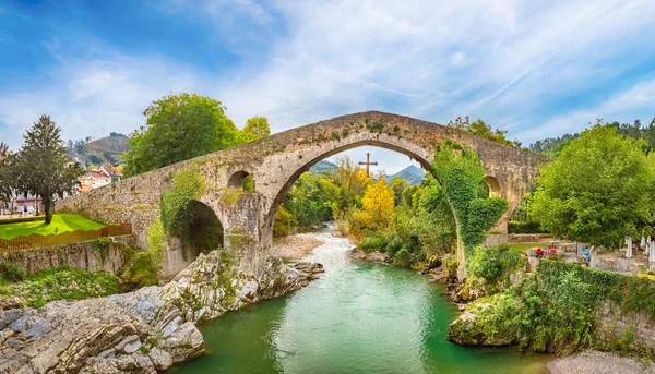 Ponte romana em Cangas de Onis, Astúrias, Espanha — Fotografia de Stock