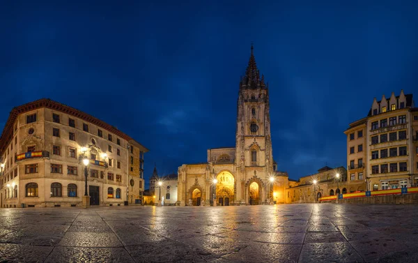 Oviedo, Espagne. Vue panoramique de la cathédrale au crépuscule — Photo