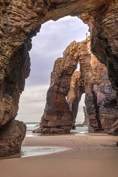 Archi in pietra naturale su Playa de Las Catedrales, Spagna — Foto Stock