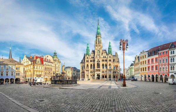 Liberec, Chequia. Vista de la plaza principal con Ayuntamiento — Foto de Stock