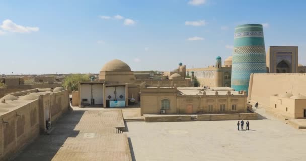 乌兹别克斯坦Khorezm地区Khiva Kunya Ark城堡门和Kalta小型尖塔的全景 — 图库视频影像