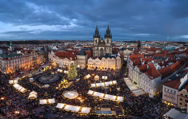 Χριστουγεννιάτικη αγορά στην πλατεία της Παλιάς Πόλης στην Πράγα — Φωτογραφία Αρχείου
