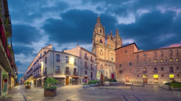 Kostel Clerecia Soumraku Salamance Španělsko Statický Obraz Animovanou Oblohou — Stock video