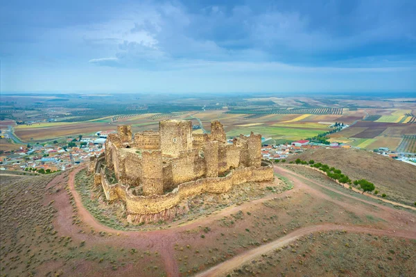 Luchtfoto van het middeleeuwse Almonacid Castle, Spanje — Stockfoto