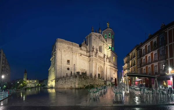 Catedral católica de estilo barroco en Valladolid al atardecer — Foto de Stock