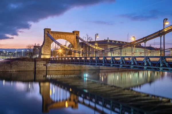 Grunwaldbron i skymningen i Wroclaw, Polen — Stockfoto