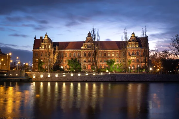 Wroclaw, Polonia. Edificio del Museo Nacional al atardecer — Foto de Stock