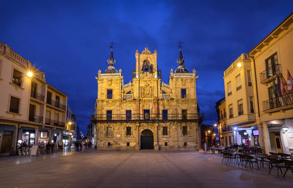 Astorga, Španělsko. Budova radnice za soumraku — Stock fotografie