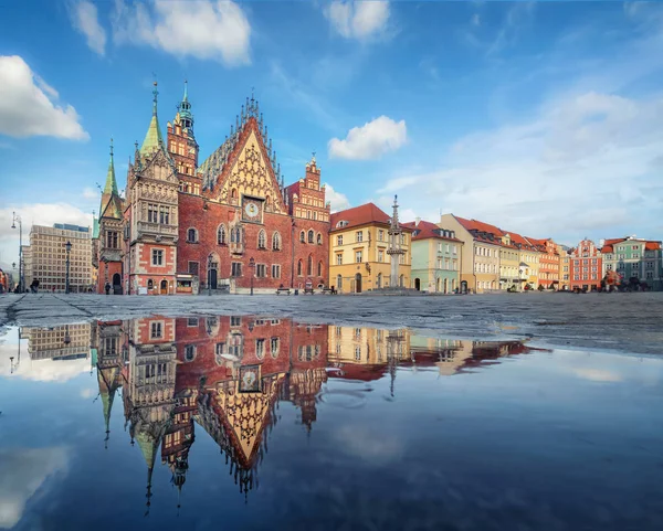 Wroclaw, Polonia. Edificio del Ayuntamiento reflejado en charco — Foto de Stock