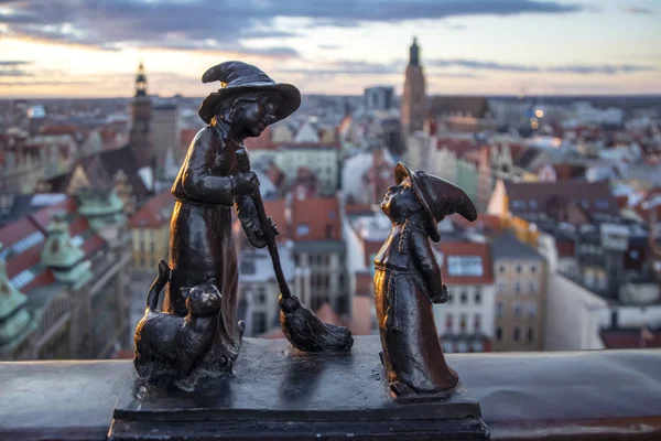 Вроцлав, Польша. Скульптура Текла и Мартынка — стоковое фото
