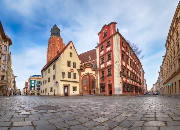 Breslau, Polen. Zwei mittelalterliche Gebäude auf dem Rynek-Platz — Stockfoto