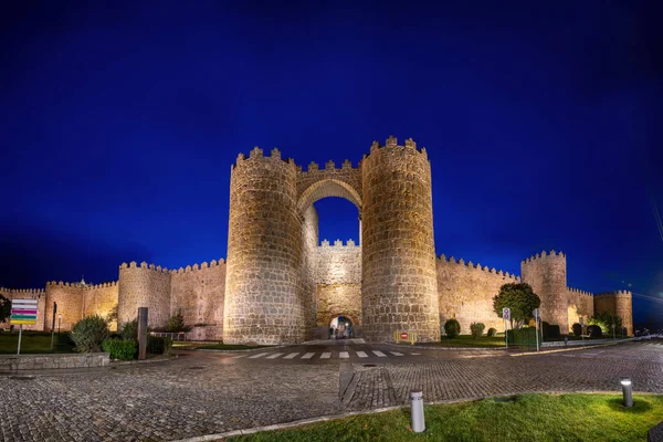 Avila Spanje Uitzicht Historische Stadspoort Puerta San Vicente Schemering — Stockfoto