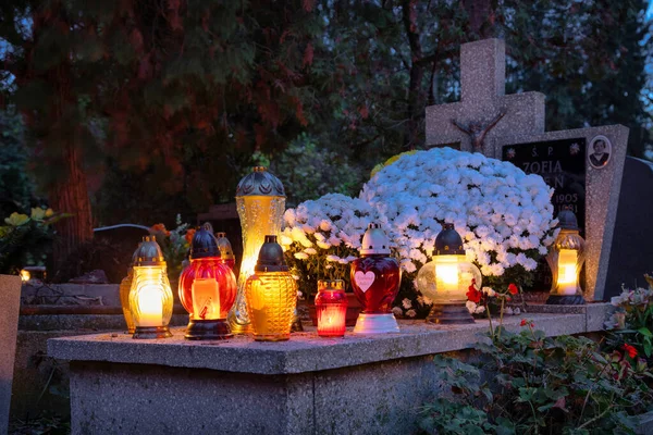 Vratislav Polsko Listopadu 2019 Svíčky Lucerny Hrobě Zasvěcené Dni Všech — Stock fotografie