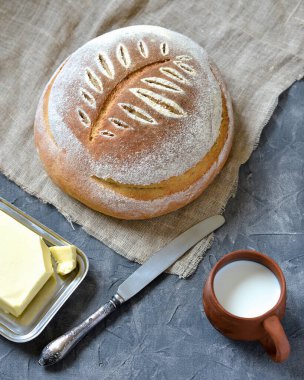 Tereyağlı ev yapımı ekmek ve bir fincan süt.