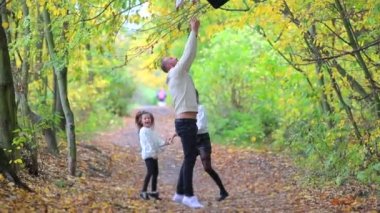 Dost canlısı aile sonbahar ormanında eğleniyor..