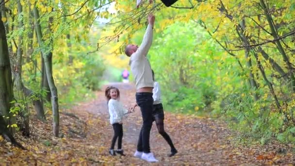 Família amigável se divertindo na floresta de outono . — Vídeo de Stock