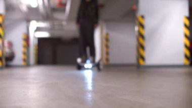 Garajdaki kız kameraya jiroskopla yanaşıyor.