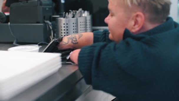 Woman without arms, with short haircut pays at the box office of the restaurant — Stock Video