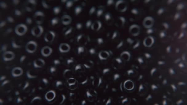 Siyah takı boncuklarının makro görüntüsü — Stok video