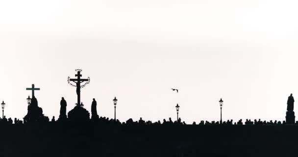Silhouette, people on the old Charles bridge in Prague. — стокове відео