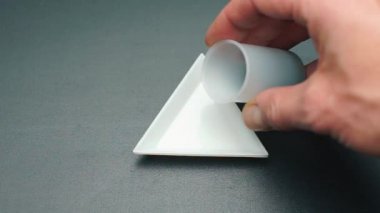 Bir tabağa takı boncukları dökülüyor.
