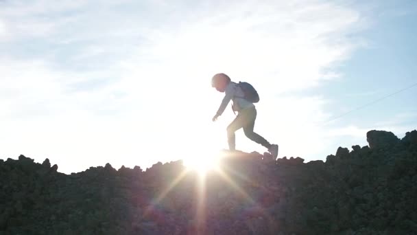 Silhouetten von zwei Jungen, die auf einer Reise durch den Berg waten. — Stockvideo