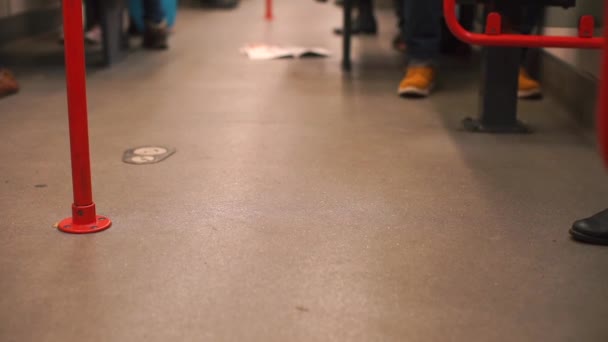 Füße von Fahrgästen, die in den Waggon eines U-Bahn-Zuges steigen. — Stockvideo
