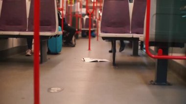 İçinde az sayıda yolcunun bulunduğu bir metro vagonu..