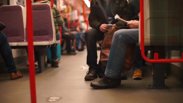 Comboio noturno do metro, os passageiros sentam-se no chão . — Vídeo de Stock
