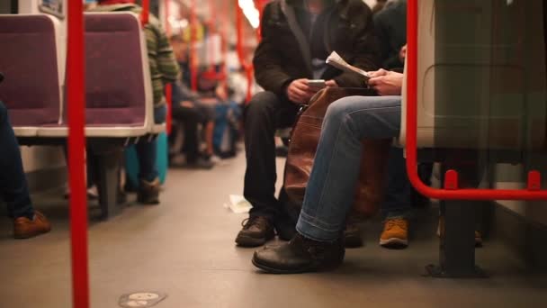 Openbaar vervoerspassagiers in de metro. — Stockvideo