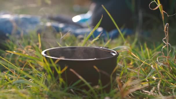 Un homme prend une tasse avec une boisson chaude sur un pique-nique . — Video