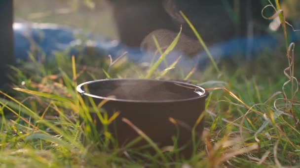 Primer plano de vapor caliente sobre una taza de bebida caliente . — Vídeos de Stock
