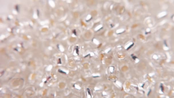 Perles transparentes blanches dans un atelier de bijoux .