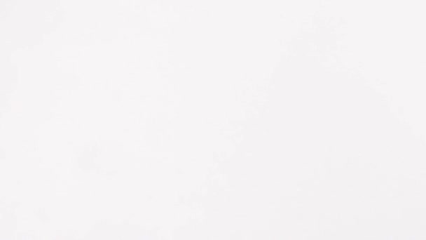 Verser des perles claires dans une assiette blanche dans un magasin de perles . 